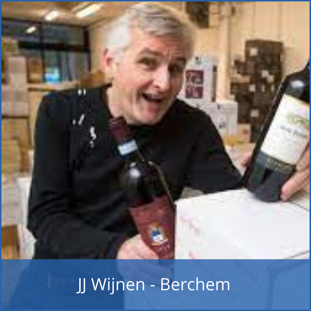 Sectorpagina dankenhandels. Deze afbeelding geeft een klantenreferentie weer van klant JJ-Wijnen te Berchem. Op de foto staat de zaakvoerder in zijn winkel met 2 flessen wijn in de hand.